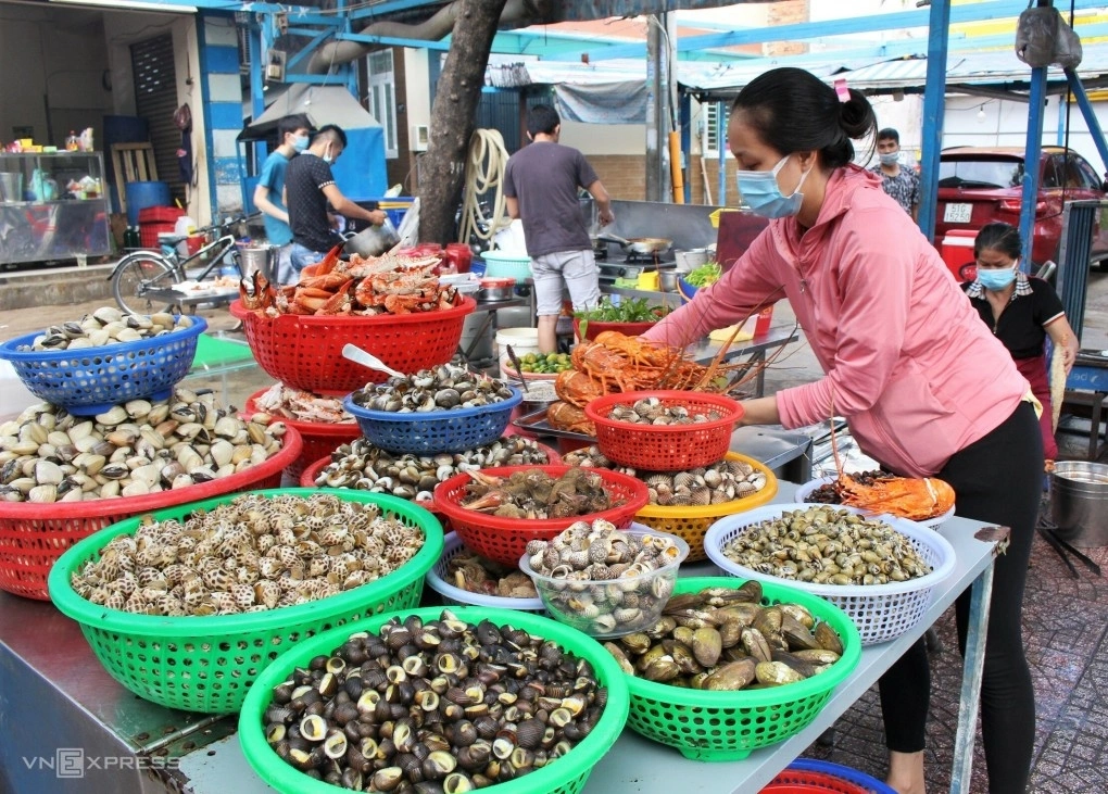 Snail dishes on Vinh Khanh Snail Street. Photo: Huynh Nhi
