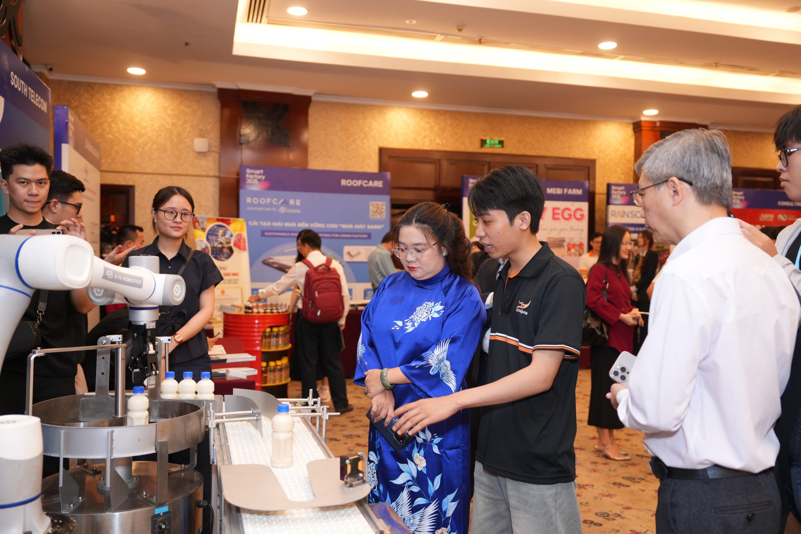 Delegates visit and learn about a smart production line model at the seminar.