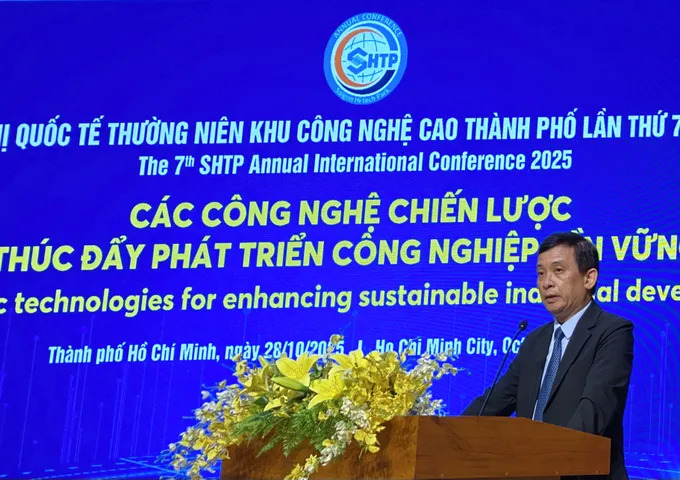Prof. Dr. Nguyen Ky Phung, Head of the Management Board of Ho Chi Minh City High-Tech Park shared at the conference