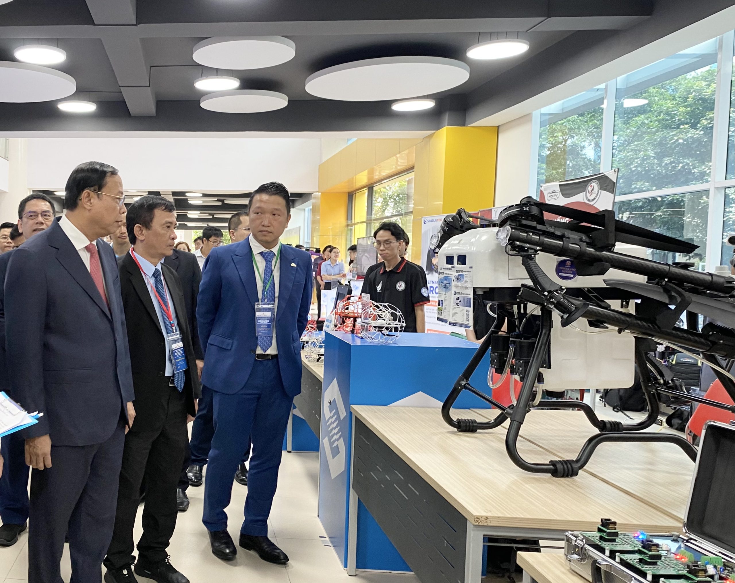 Delegates visit innovation models at the exhibition area